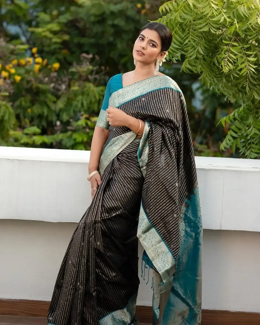 SOUTH INDIAN ACTRESS AISHWARYA RAJESH PHOTOS IN TRADITIONAL BLACK SAREE 3